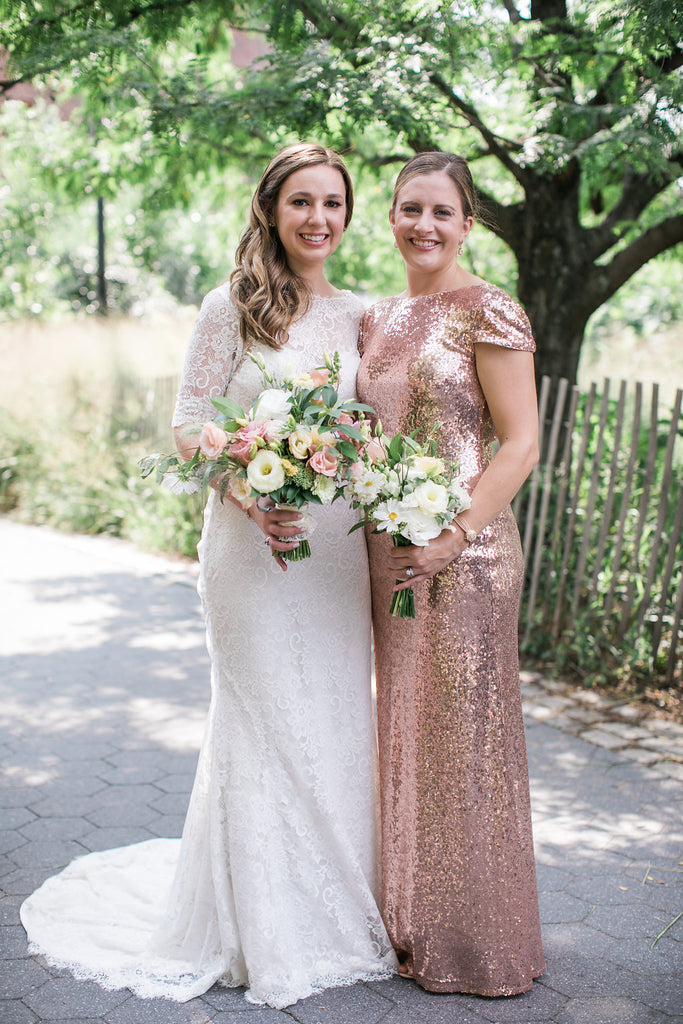Brooklyn Winery wedding July flowers wedding party portait bridesmaid bouquet Lisianthus explosion grass champagne pale pink and white sage green Molly Oliver Flowers sustainable floristry