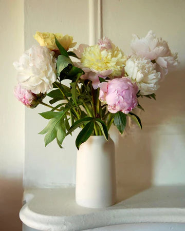 L_impatience vase x molly oliver flowers - peonies - Jerome and Benedicte Leclere